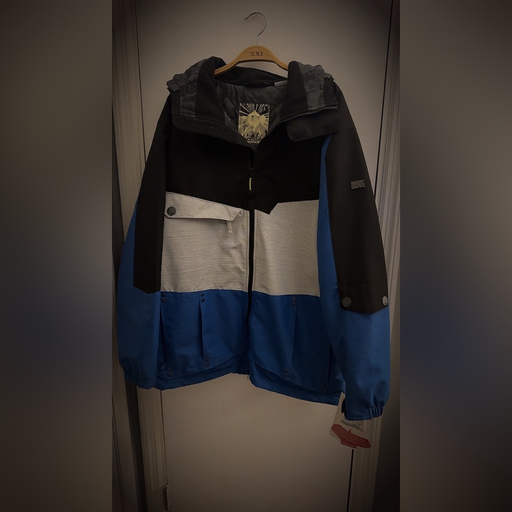 Body Glove Black and Blue Ski Snowboard Jacket with Sporty Design
